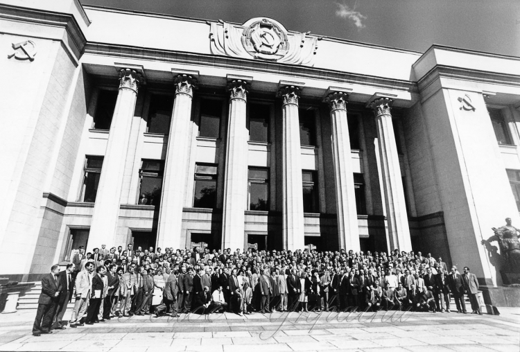 Депутати Верховної Ради фотографуються після прийняття Конституції вранці 28 червня 1996 року (Фото: Олександр Клименко / Голос України)