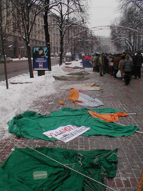 Знищені намети на Хрещатику, 6 лютого 2001 року (Фото: Вікіпедія)