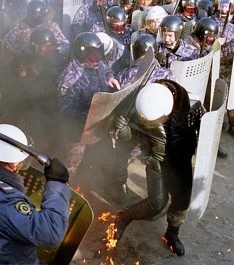 9 березня 2001 року. Міліціонер гасить полум'я після кидка пляшки з коктейлем Молотова (Фото: Українська правда)