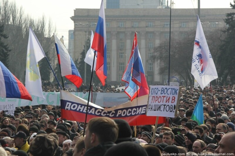 Російські прапори та плакати на мітингу в Донецьку 1 березня 2014 (Фото: pauluskp.com)