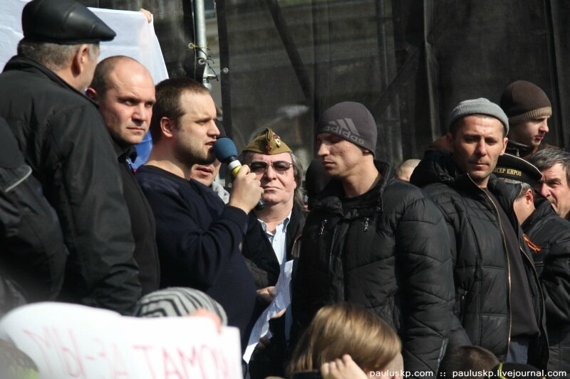 Павло Губарєв, захопивши мікрофон і сцену, виступає на мітингу в Донецьку 1 березня 2014 року (Фото: pauluskp.com)