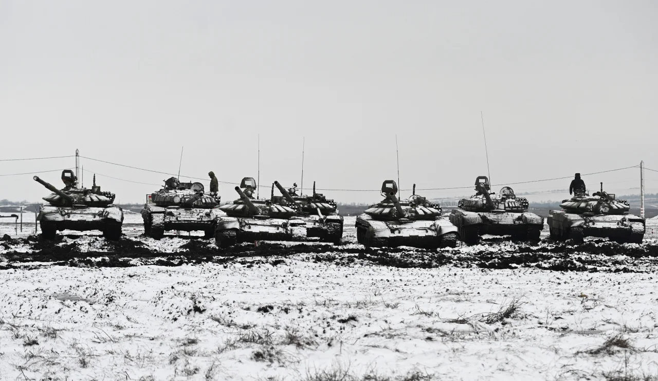 Russian Т-72В3 tanks pictured at a military training base near Rostov Oblast, Russia's region that borders Ukraine (Фото: Reuters)