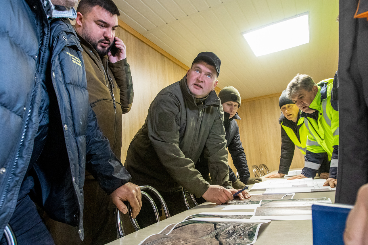 Мер Ірпеня Олександр Макрушин (у центрі) на нараді з приводу будівництва постійного мосту (Фото: НВ / Олександр Медведєв)