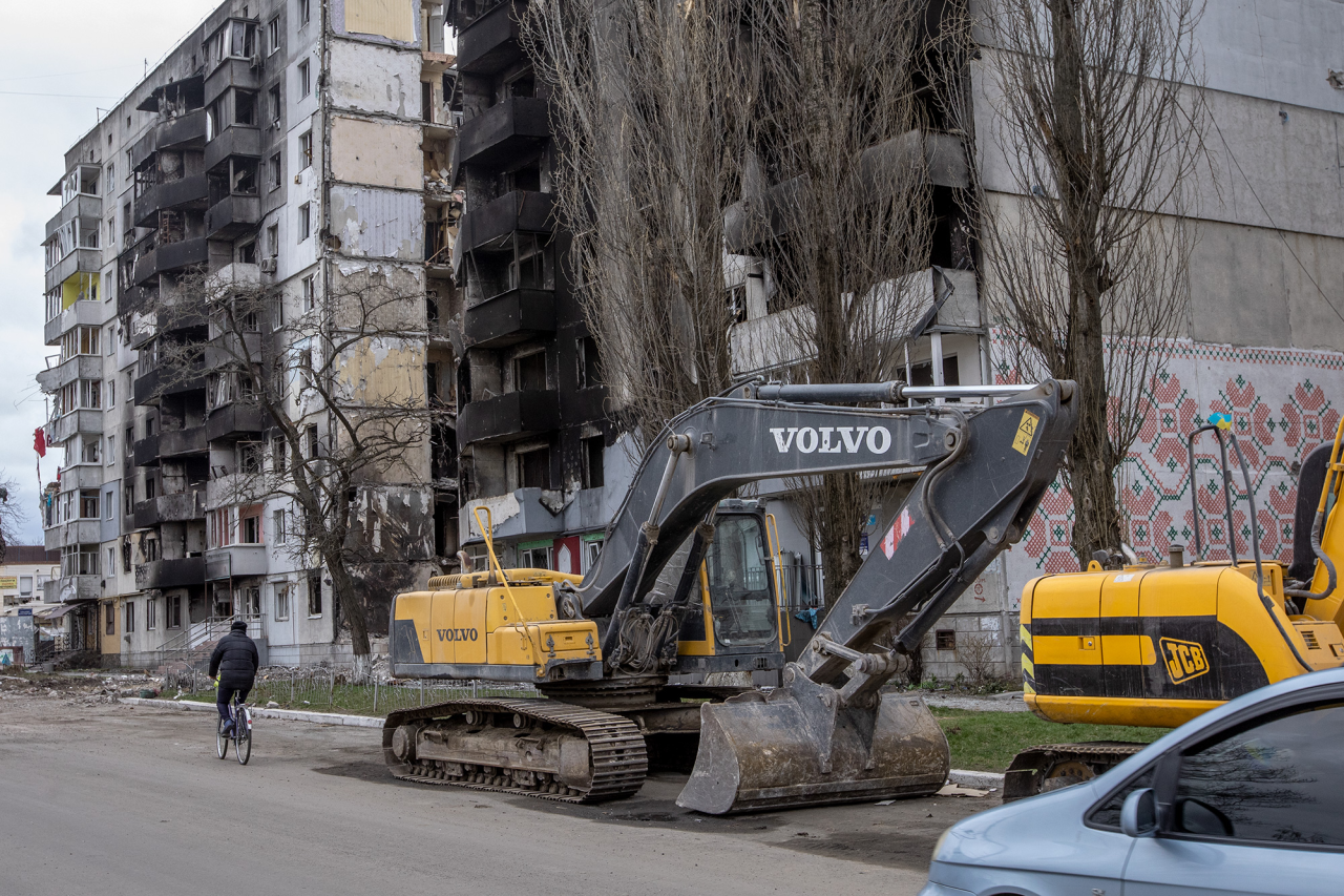 Екскаватор на одній із вулиць Бородянки, де продовжують розбирати завали (Фото: НВ / Олександр Медведєв)