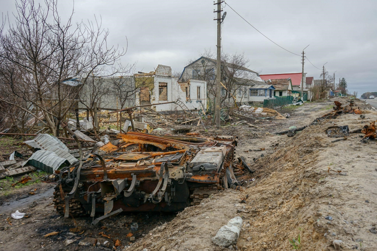 A destroyed Russian tank (Фото: Anthony Bartaway/NV)