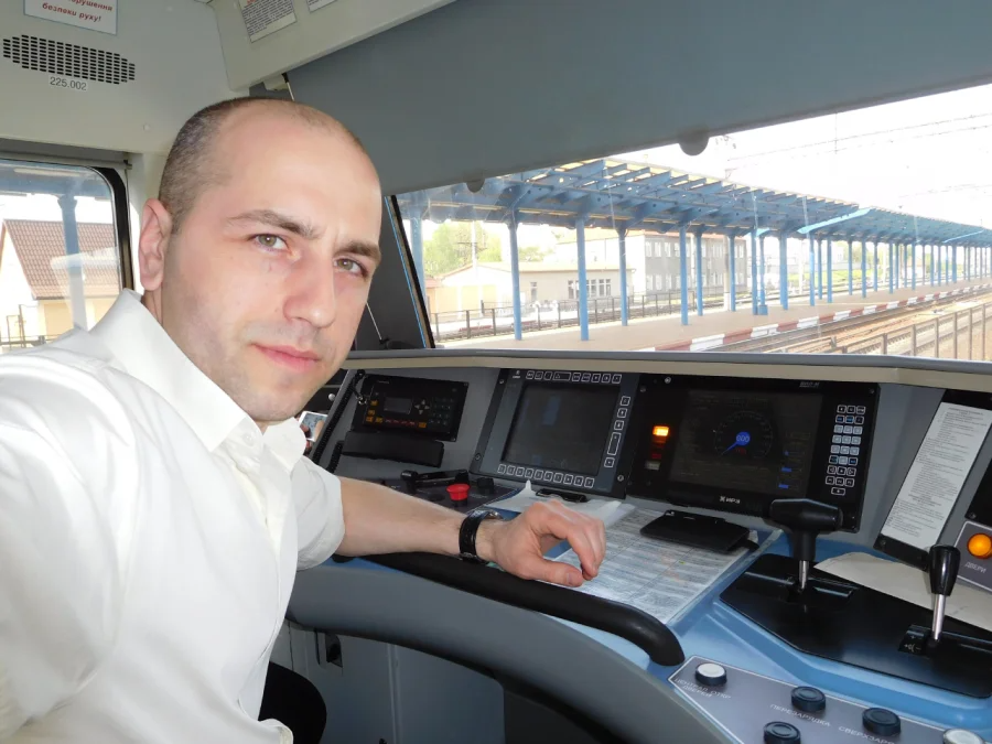 Intercity + driver with 20 years of experience on the railway Vitaliy Holovach has been taking people to safe regions since the first day of the war. (Фото: DR)