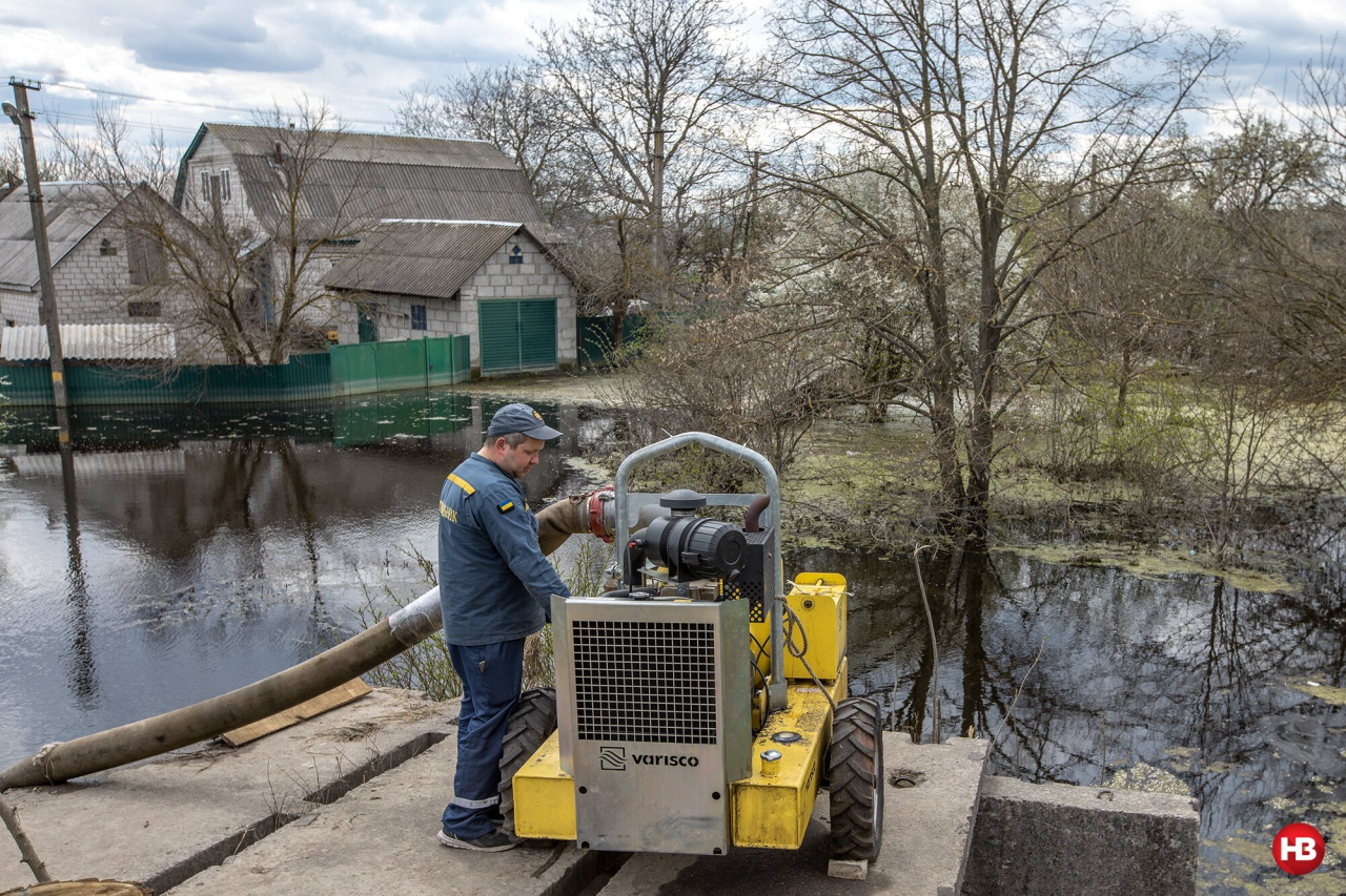 Water pumping in Demidov (Фото: NV / Olexander Medvedev)