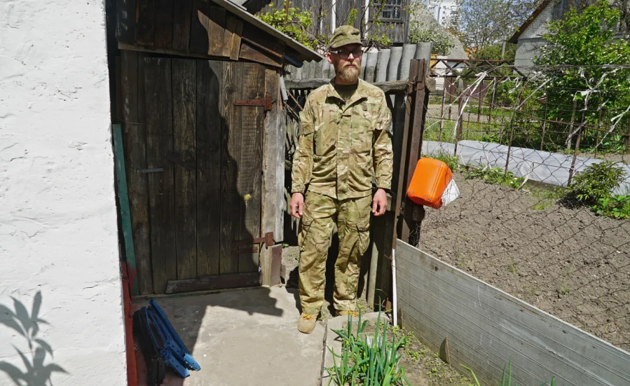 Ivan Lut stands at the place where he and two other territorial defence force soldiers found the Russian pilot (Фото: Kristina Berdynskykh)