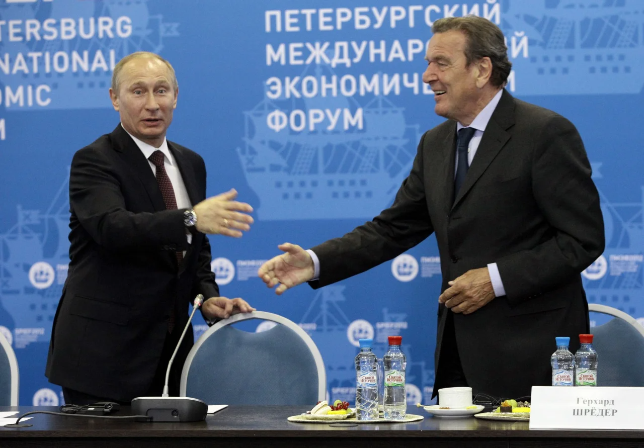 Chancellor Gerhard Schroeder (right) has always had too close a relationship with the Russian dictator (Фото: REUTERS/Dmitry Lovetsky)