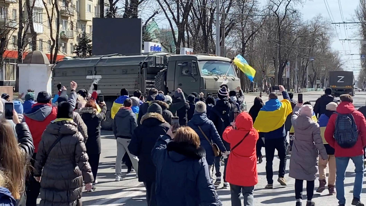 Херсонці аж до початку травня виходили на акції протесту проти росіян (Фото: Reuters)