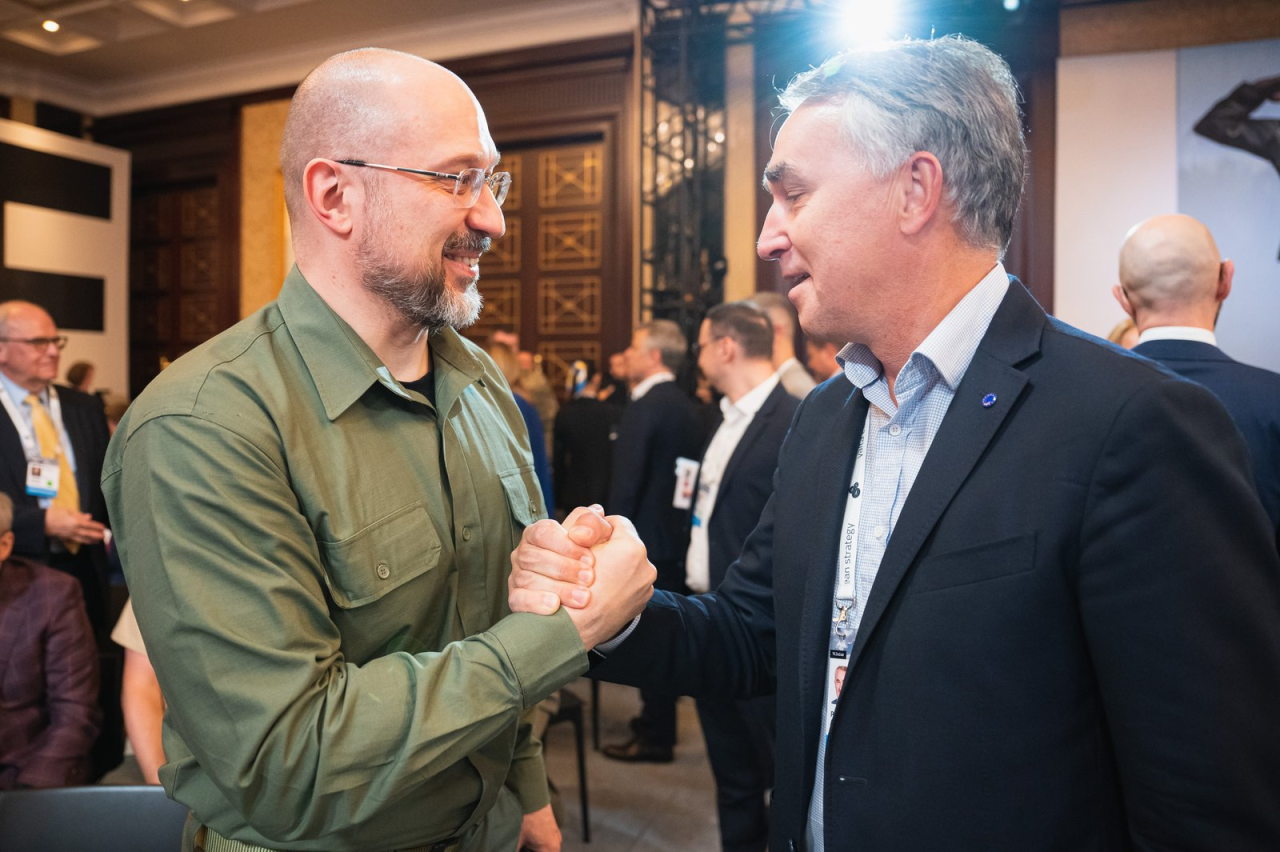 Прем'єр Денис Шмигаль (ліворуч) запевняв усіх, що Україну чекає економічне відновлення (Фото: пресслужба YES)