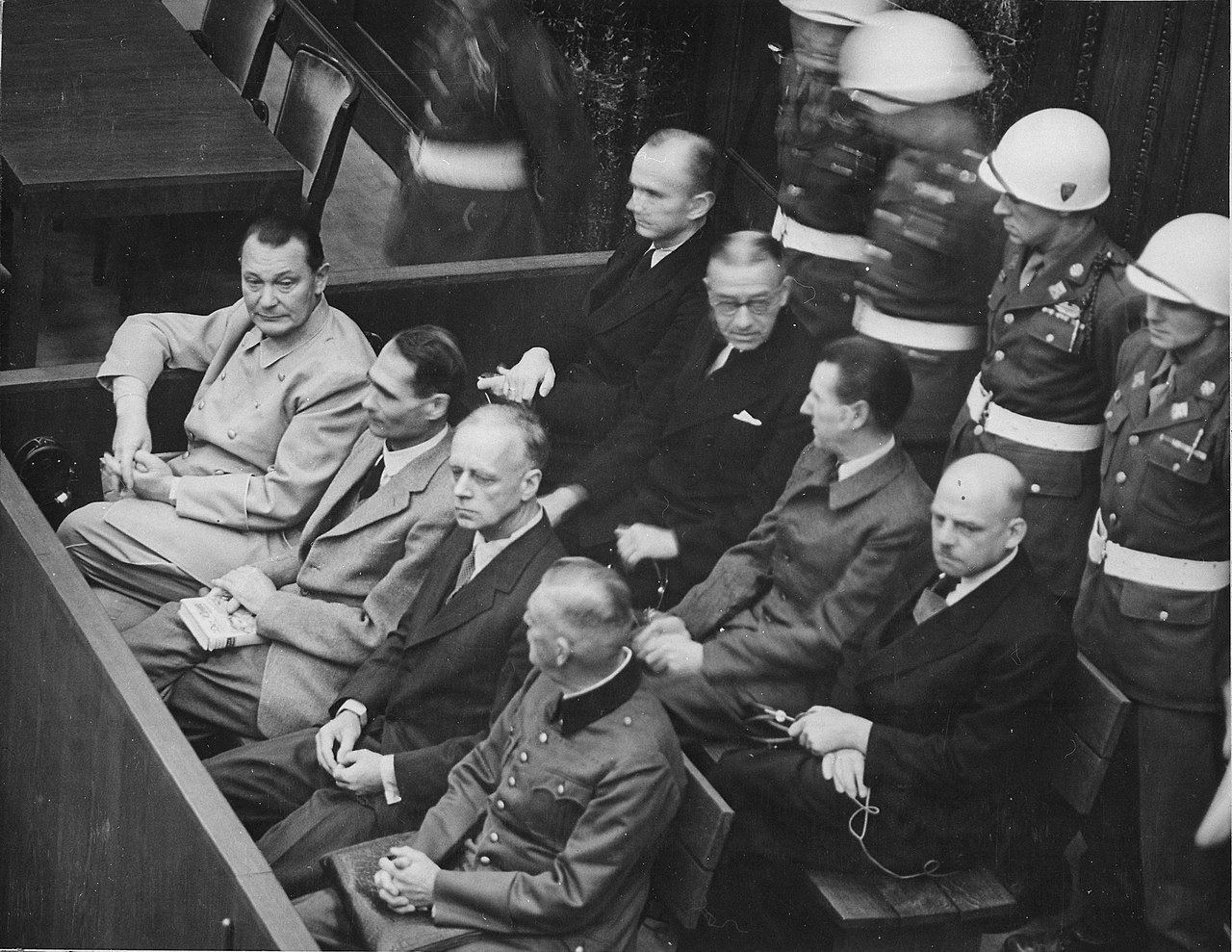 Нацистські злочинці на лаві підсудних, 1946 рік. У першому ряду, зліва направо: Герман Герінг, Рудольф Гесс, Йоахім фон Ріббентроп, Вільгельм Кейтель. У другому ряду, зліва направо: Карл Деніц, Еріх Редер, Бальдур фон Ширах, Фріц Заукель (Фото: US National Archives)