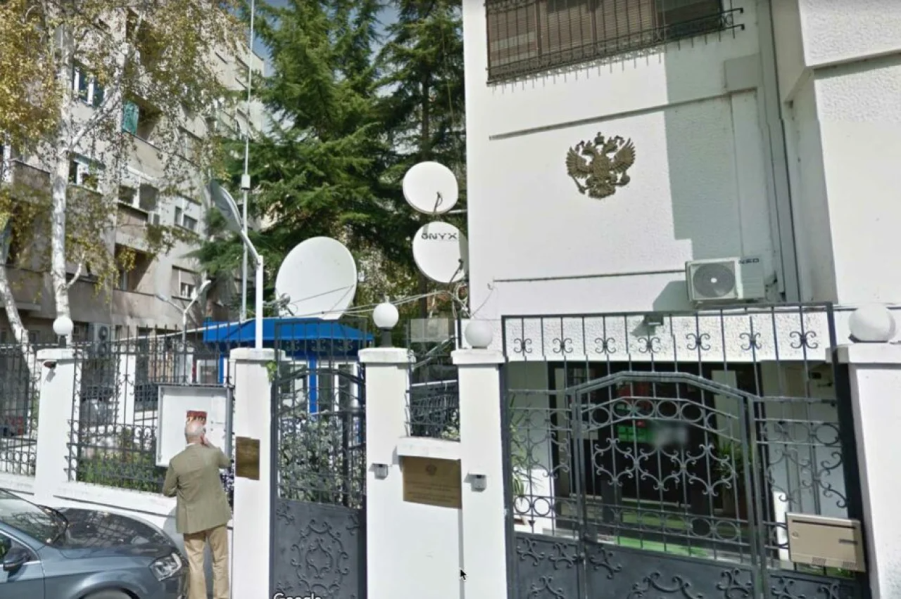 Parabolic antennas on the building of the Russian Embassy in Macedonia (Фото: Google Earth)