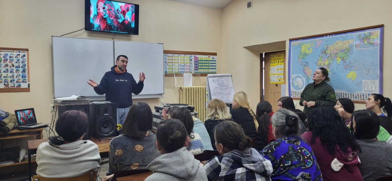 Діджей та учасниці вінілової вечірки (Фото: Фото з фейсбук-сторінки Олексія Уманського та Державної установи Закарпатська установа виконання покарань №9)