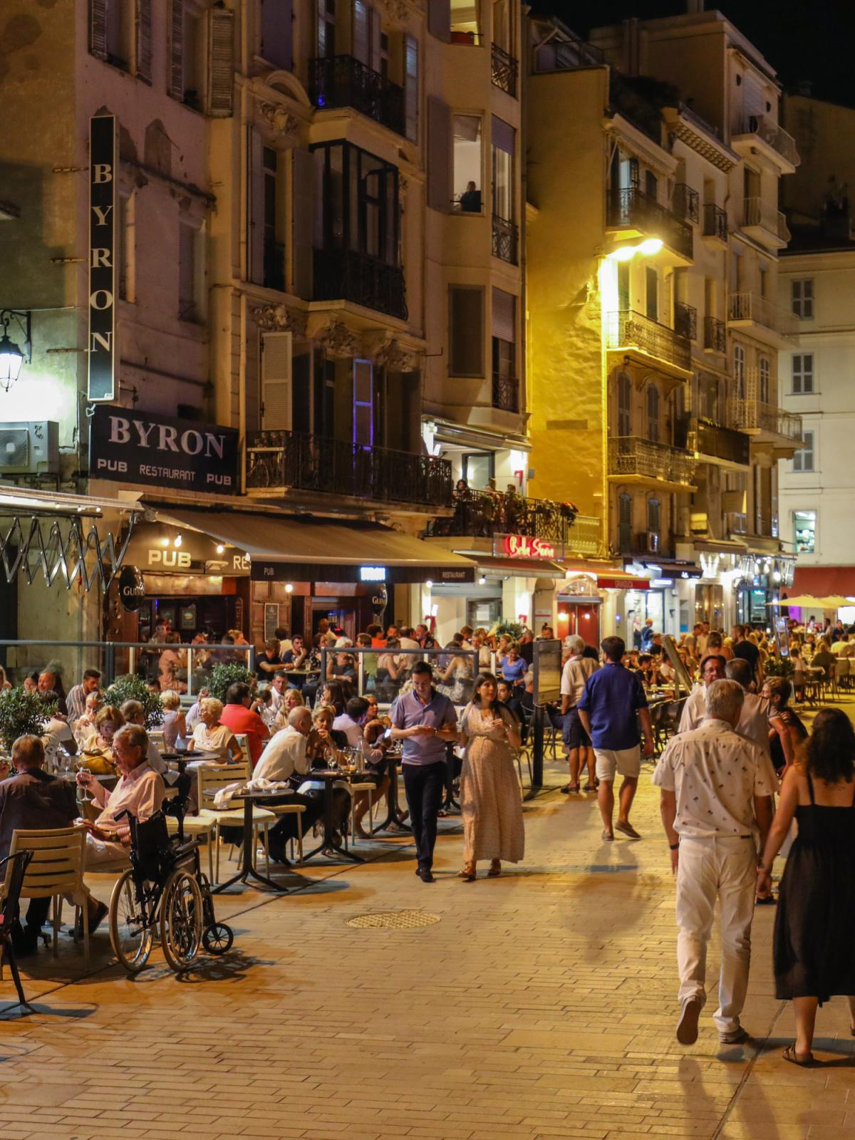 Рестораны Канн, где можно позавтракать и поужинать (Фото: офис туризма Канн cannes-france.com)