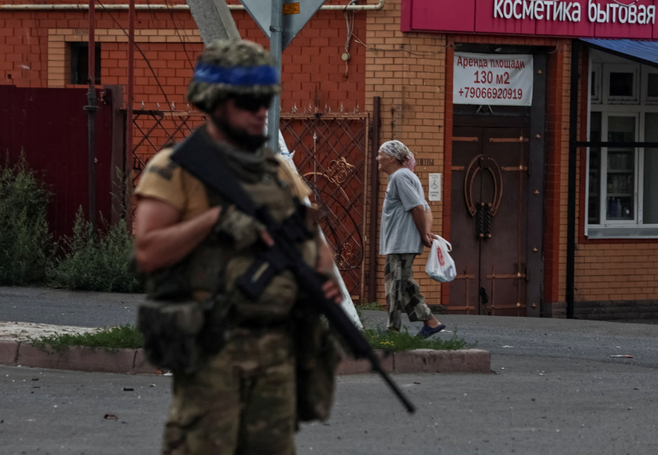 Український військовослужбовець у Суджі (Курська область), 16 серпня 2024 року (Фото: REUTERS/Yan Dobronosov/File Photo)