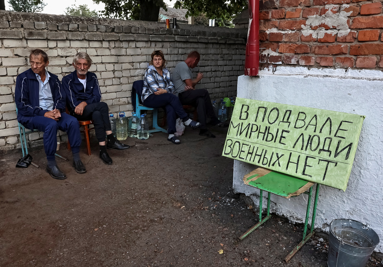 ОСТАВЛЕННЫЕ: Россиян на Курщине украинцы снабжают водой, хлебом, консервами и медикаментами (Фото: Yan Dobronosov / Reuters)