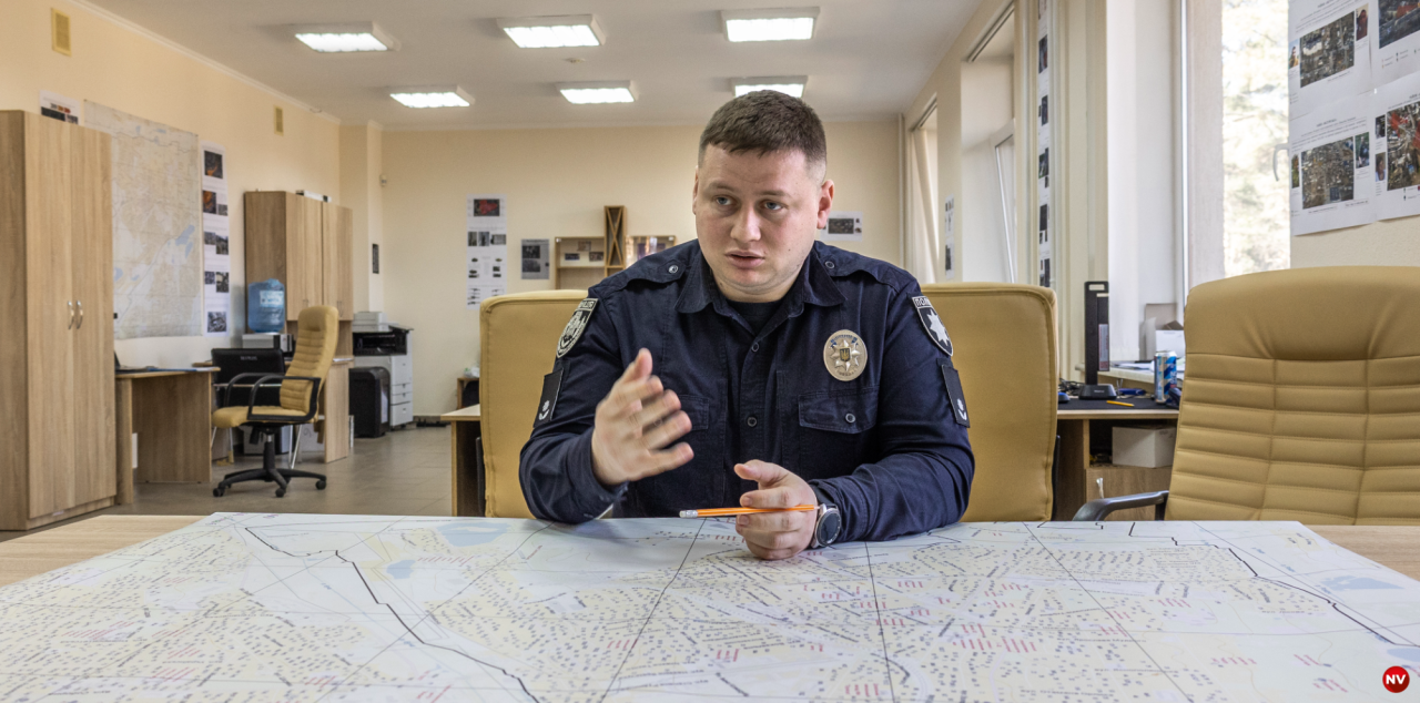 Поліцейський Іван Дулкай сидить у своєму кабінеті над картою міста Буча (Фото: Олександр Медведєв, NV)