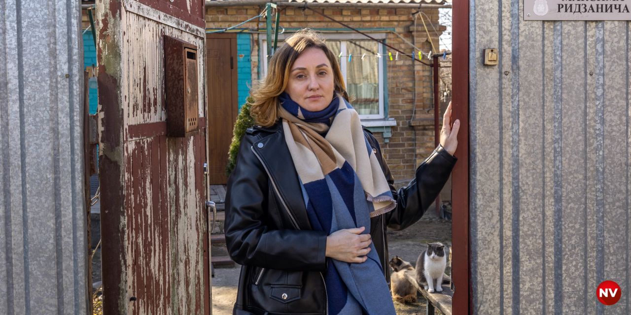 Тетяна Наумова стоїть на подвір'ї свого будинку (Фото: Олександр Медведєв, NV)