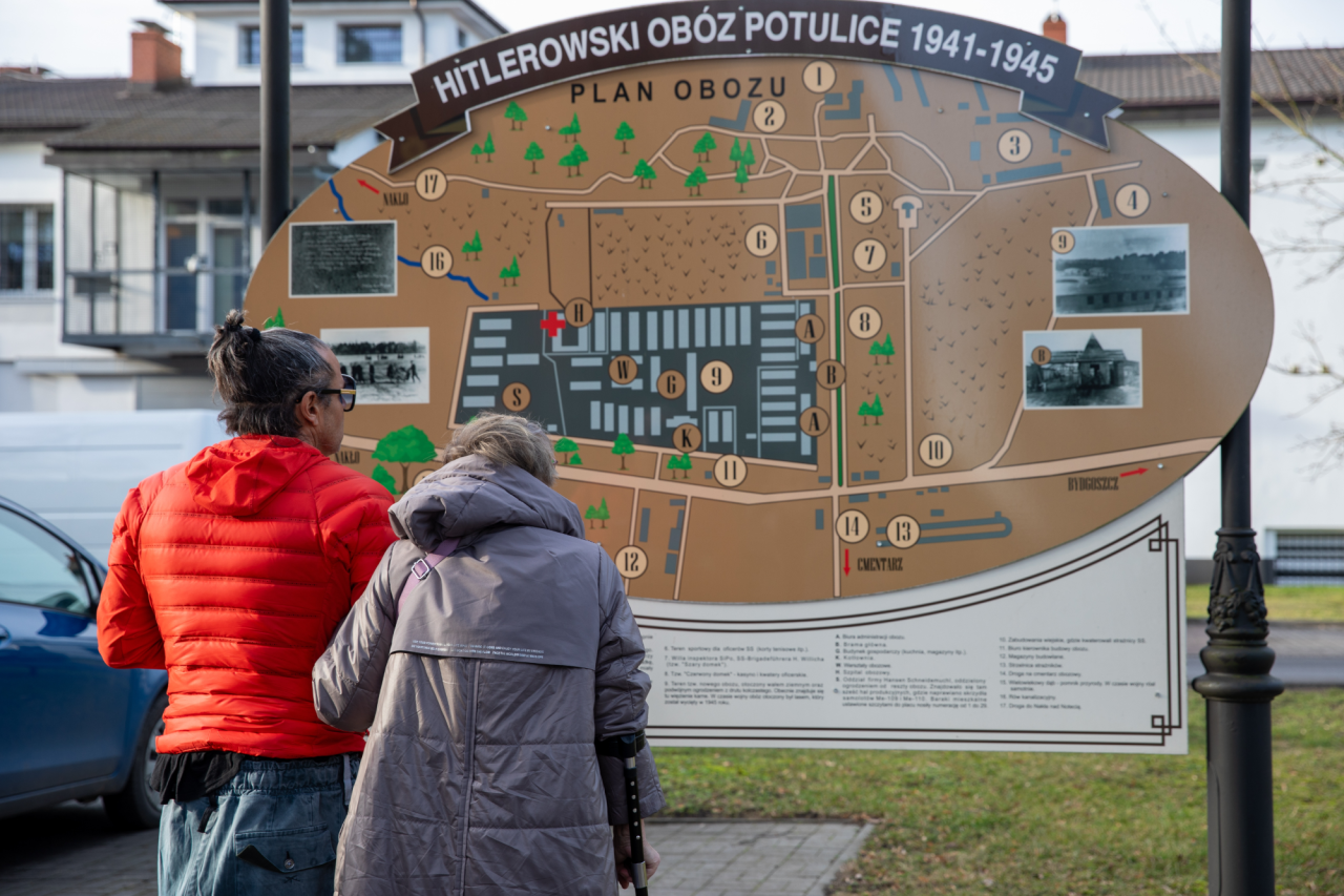 Анна Стрижкова разом з фотографом Луїджи Тоскано біля карти колишнього концтабору, де вона перебувала дитиною (Фото: Володимир Куценко)