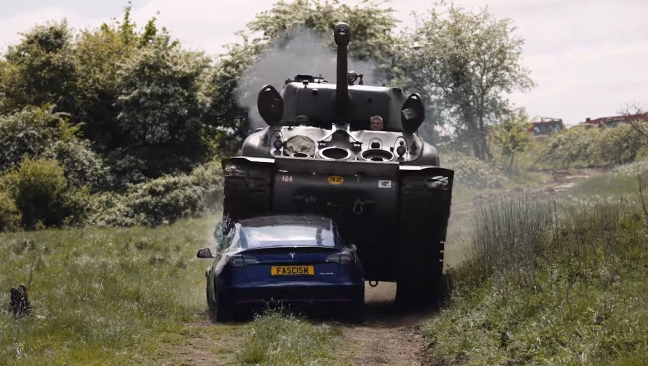 Танк Sherman наїжджає на автомобіль Tesla (Фото: Led By Donkeys/YouTube/скриншот)