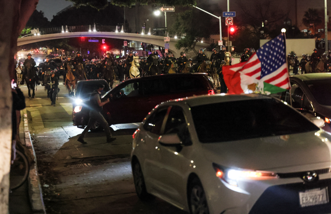 Law enforcement clears the area in downtown Los Angeles on June 10, 2025. (Фото: REUTERS/Leah Milli)
