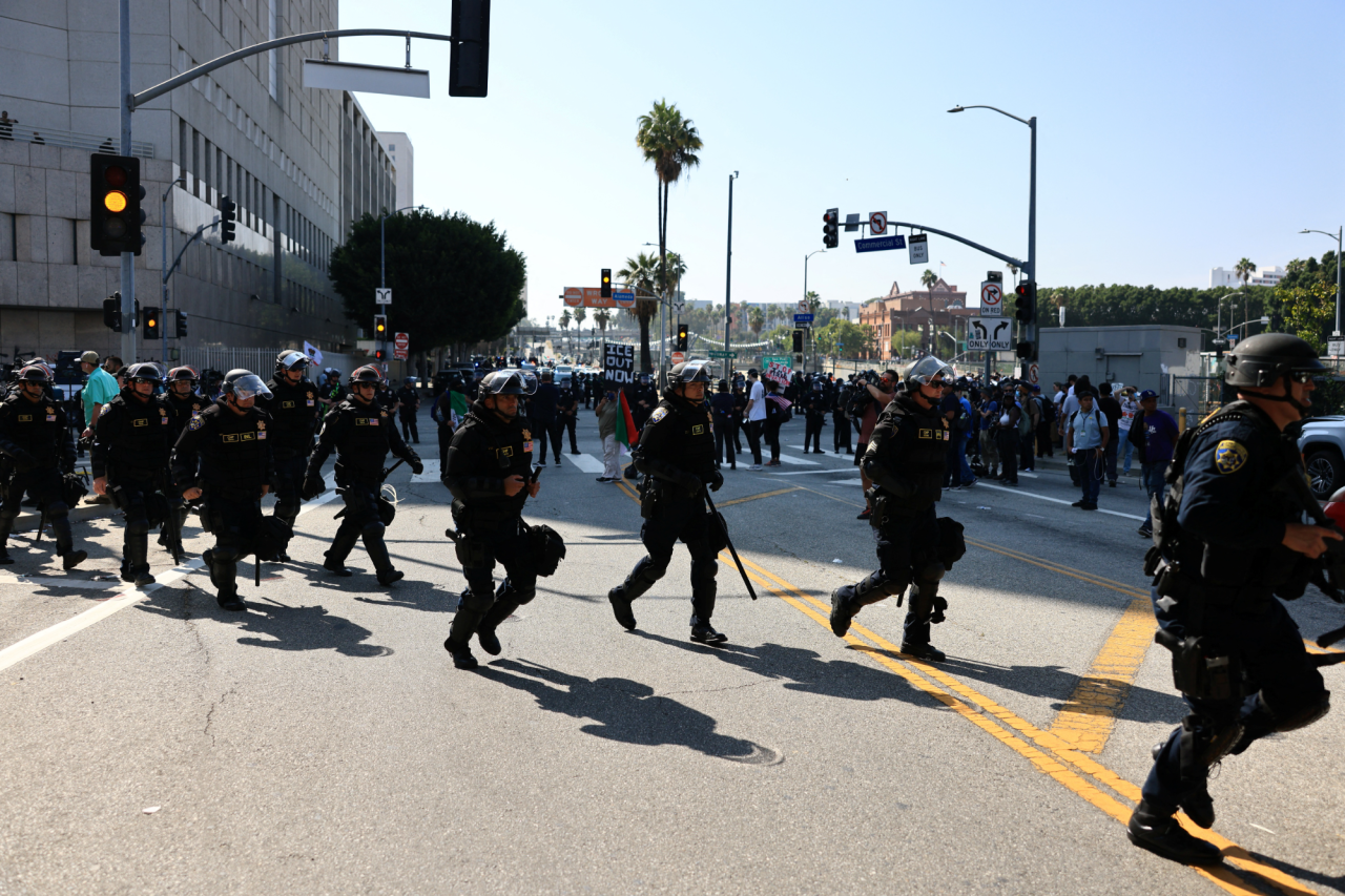 Law enforcement near the Edward Roybal Federal Building in downtown Los Angeles, where protesters gathered, on June 10, 2025. (Фото: REUTERS/David Swanson)