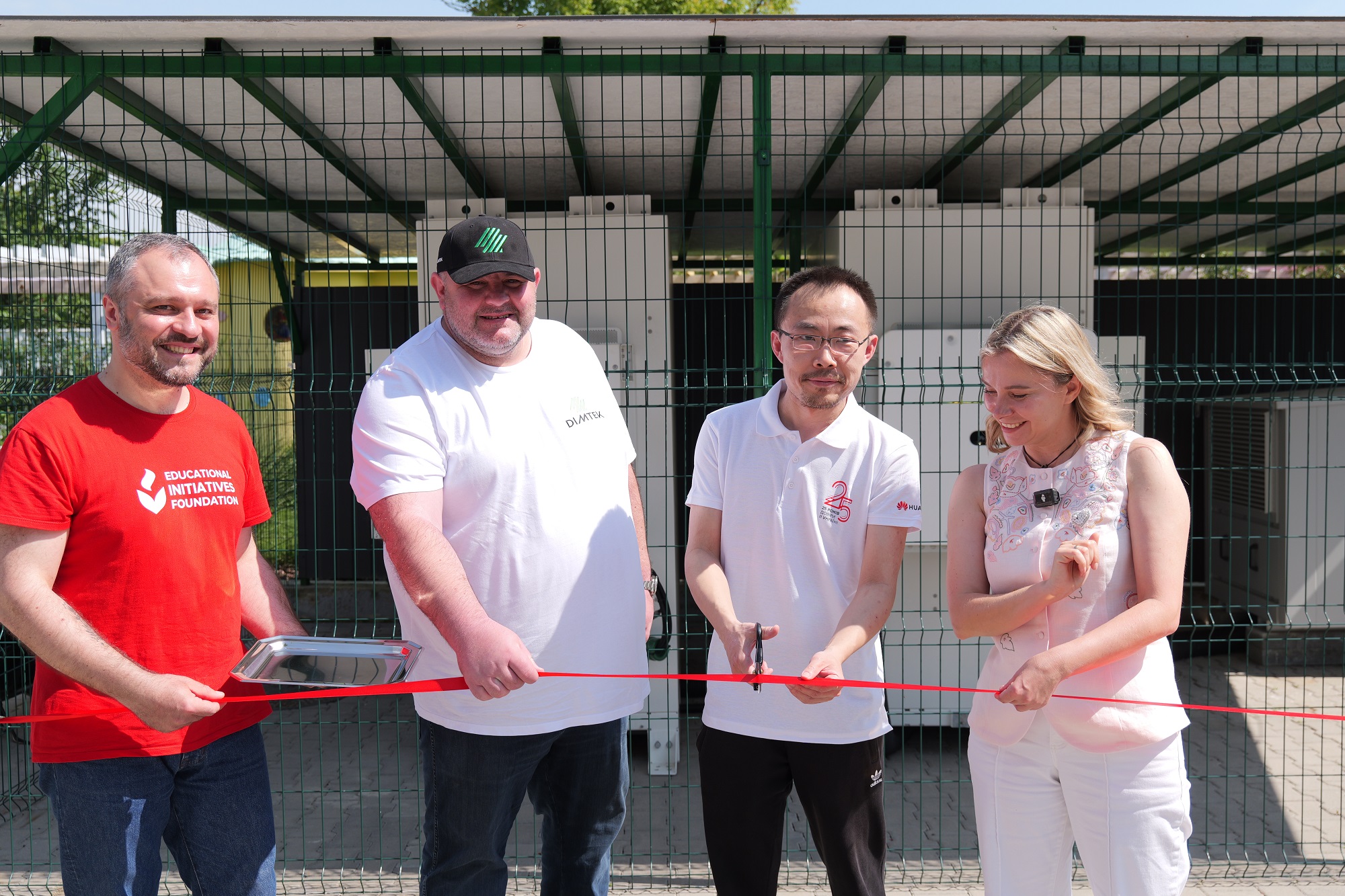 Оборудование, которое передала компания Huawei, поможет медицинскому центру работать даже во время блекаута. (Фото: Huawei)