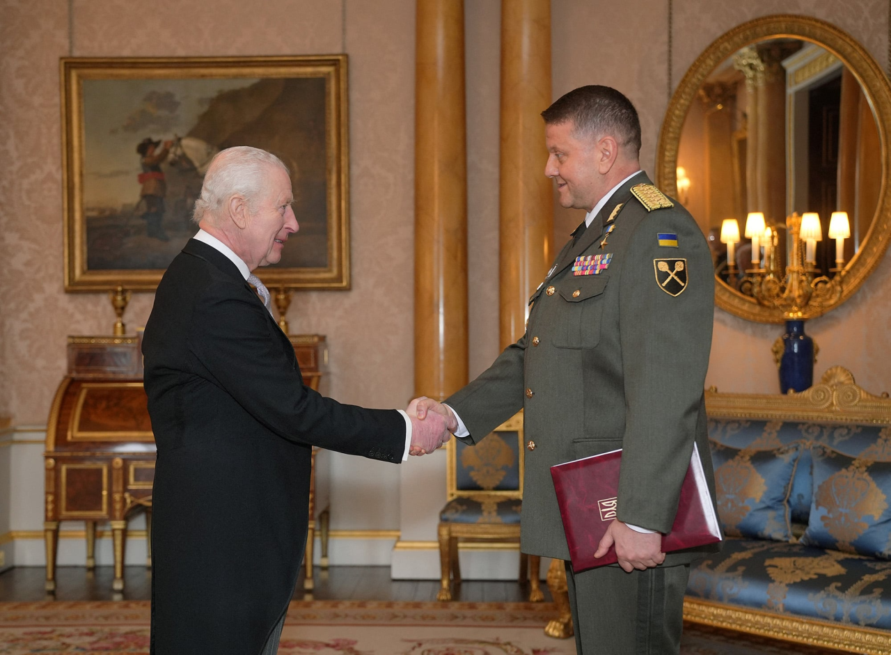 FAR FROM HOME: In May 2024, Volodymyr Zelenskyy radically changed Valerii Zaluzhnyi’s circle of contacts (pictured with King Charles III of the United Kingdom). (Фото: Reuters)