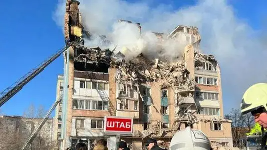 Поки тривають мирні переговори, Україна щодня зазнає нових російських ударів. На фото — зруйнований житловий будинок у Тернополі після чергової атаки (Фото: ДСНС)