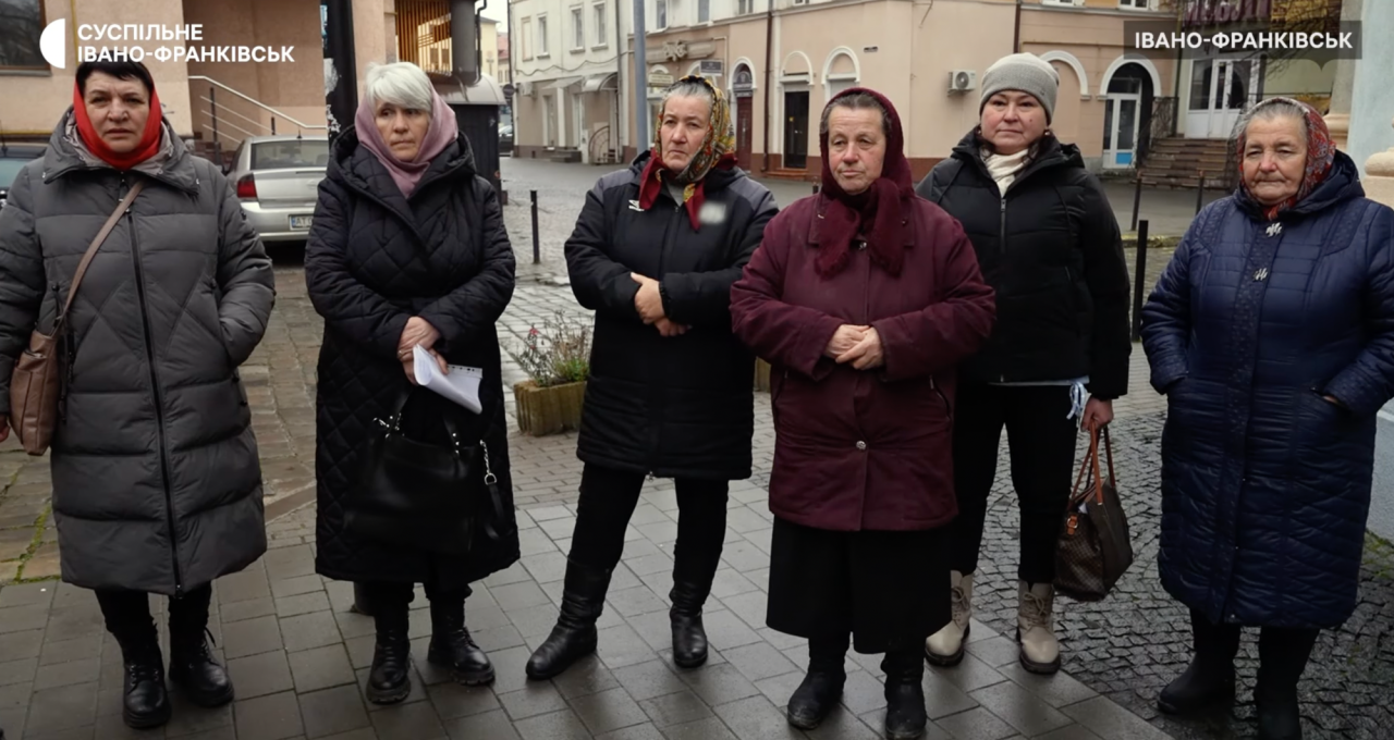 Парафіяни, які хочуть святкувати Різдво 25 грудня (Фото: Скріншот відео YouTube-канал Суспільне Івано-Франківськ)
