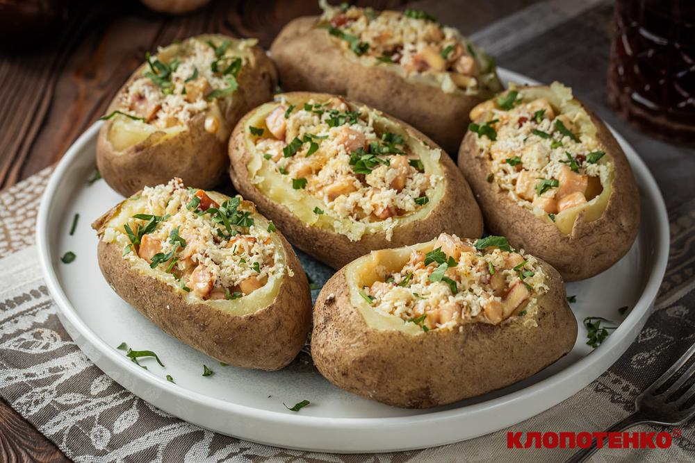 Запеченный картофель с соусом карбонара (Фото: klopotenko.co)