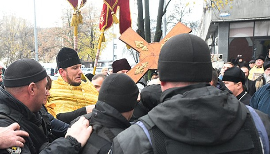 Прибічники Філарета штурмують будівлю суду в Києві, 11 листопада 2019 року (Фото: Макс Левін / LB.ua)