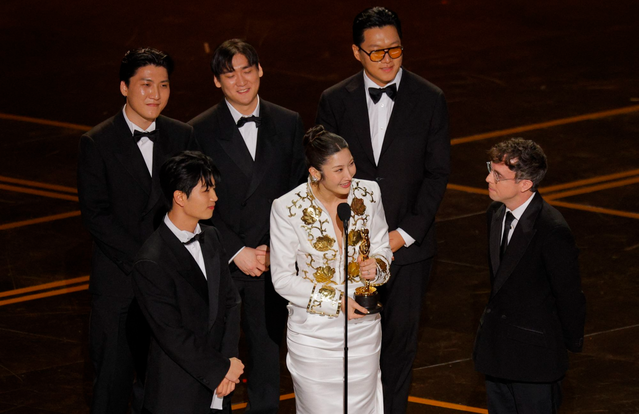 K-Pop певица EJAE получает награду за песню Golden (Фото: REUTERS/Mike Blake)