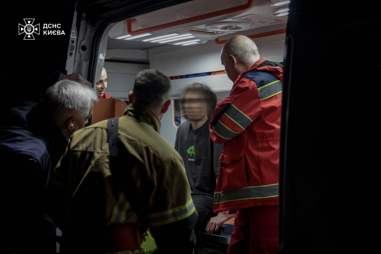 З хлопцем, що впав у яму, провели профілактичну бесіду (Фото: Головне управління ДСНС України у м. Києві)