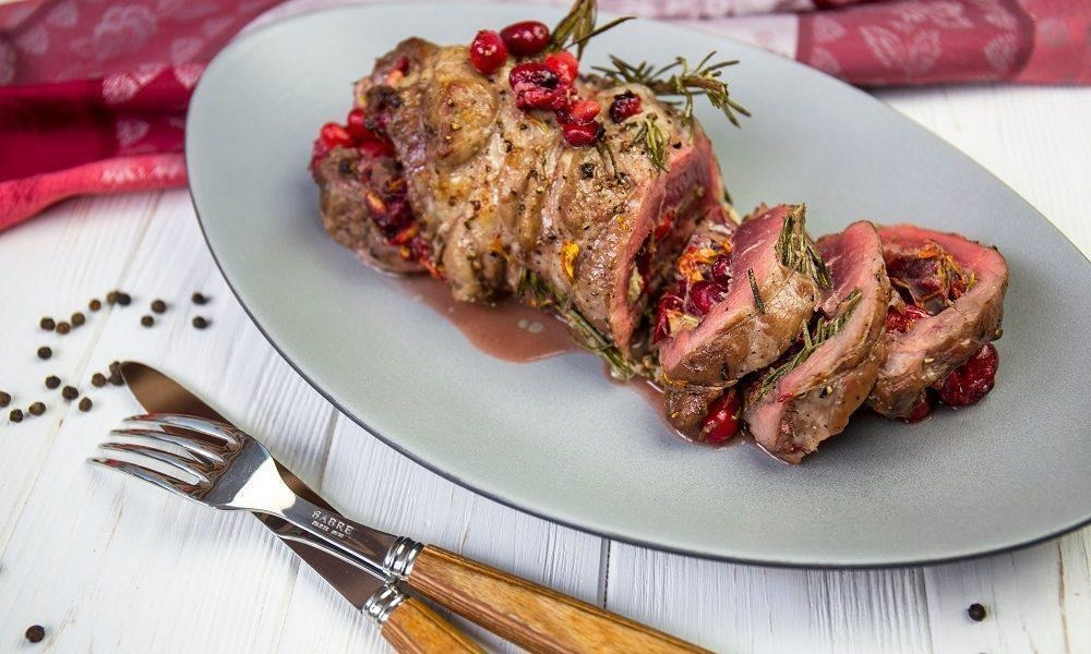 Мясной рулет с ягодным привкусом (Фото: klopotenko.com)