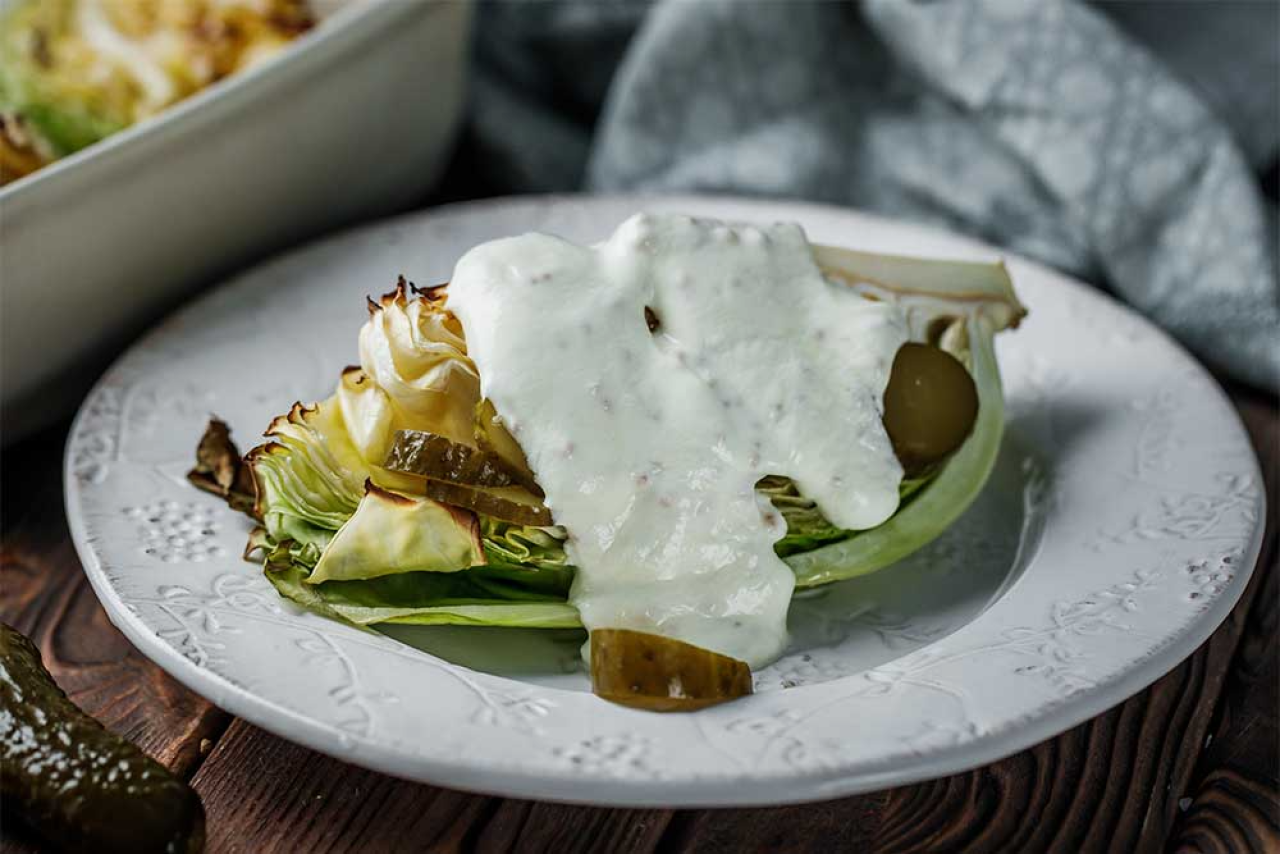 Запеченная молодая капуста с огурцами и соусом из йогурта (Фото: klopotenko.com)