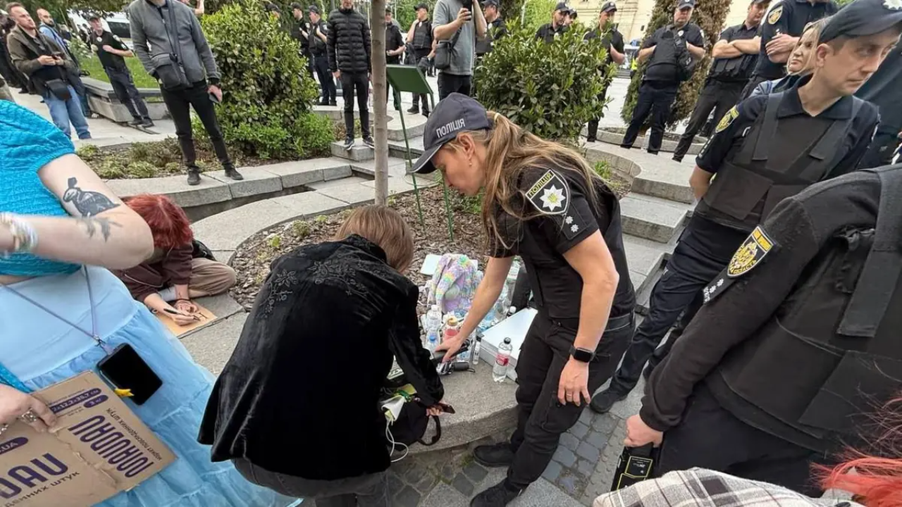 Поліція обшукує речу протестувальників під час акції протесту проти Цивільного кодексу (Фото: Христина Морозова)