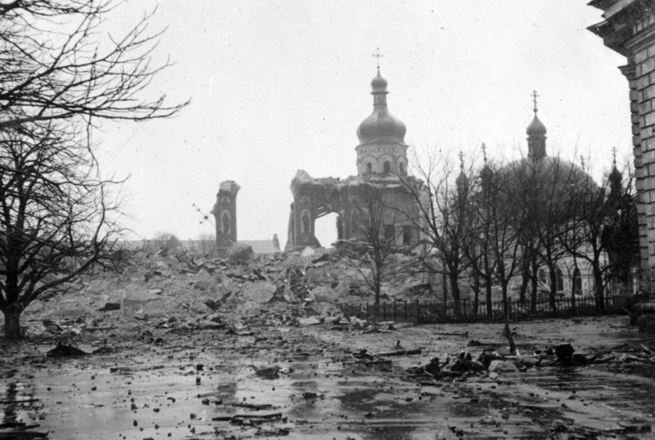 Cоборна площа Києво-Печерської лаври після вибуху 3 листопада 1941-го (Фото: Fortepan)