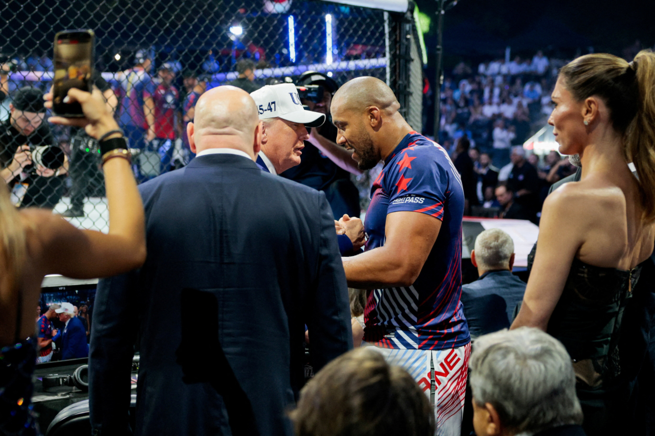 Трамп приймає бійців у рамках турніру UFC Freedom 250 у Білому домі (Фото: Evan Vucci/REUTERS)