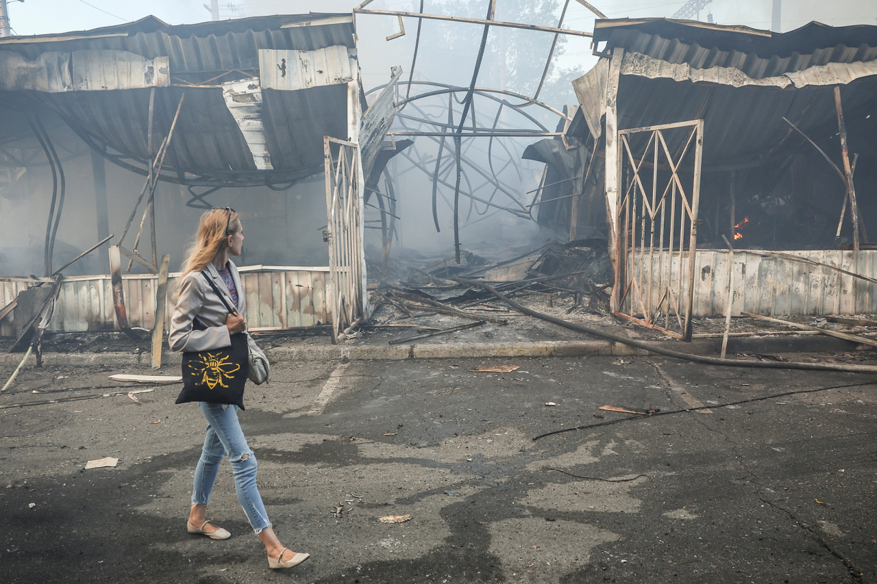 Киянка проходить повз ринок, пошкоджений під час російського ракетного удару та удару безпілотника на тлі нападу Росії на Україну, у Києві, Україна, 30 липня 2026 року. (Фото: REUTERS/Alina Smutko)