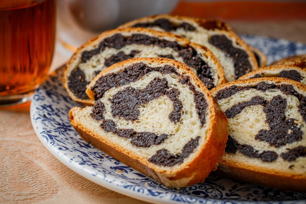 Дрожжевой рулет с маком (Фото: klopotenko.com)