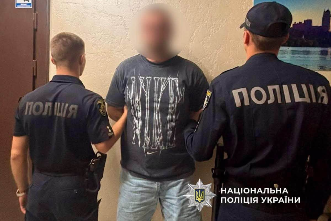 Один із затриманих за стрілянину в центрі Дніпра 14 серпня 2026 року (Фото: Поліція міста Дніпра via Facebook)