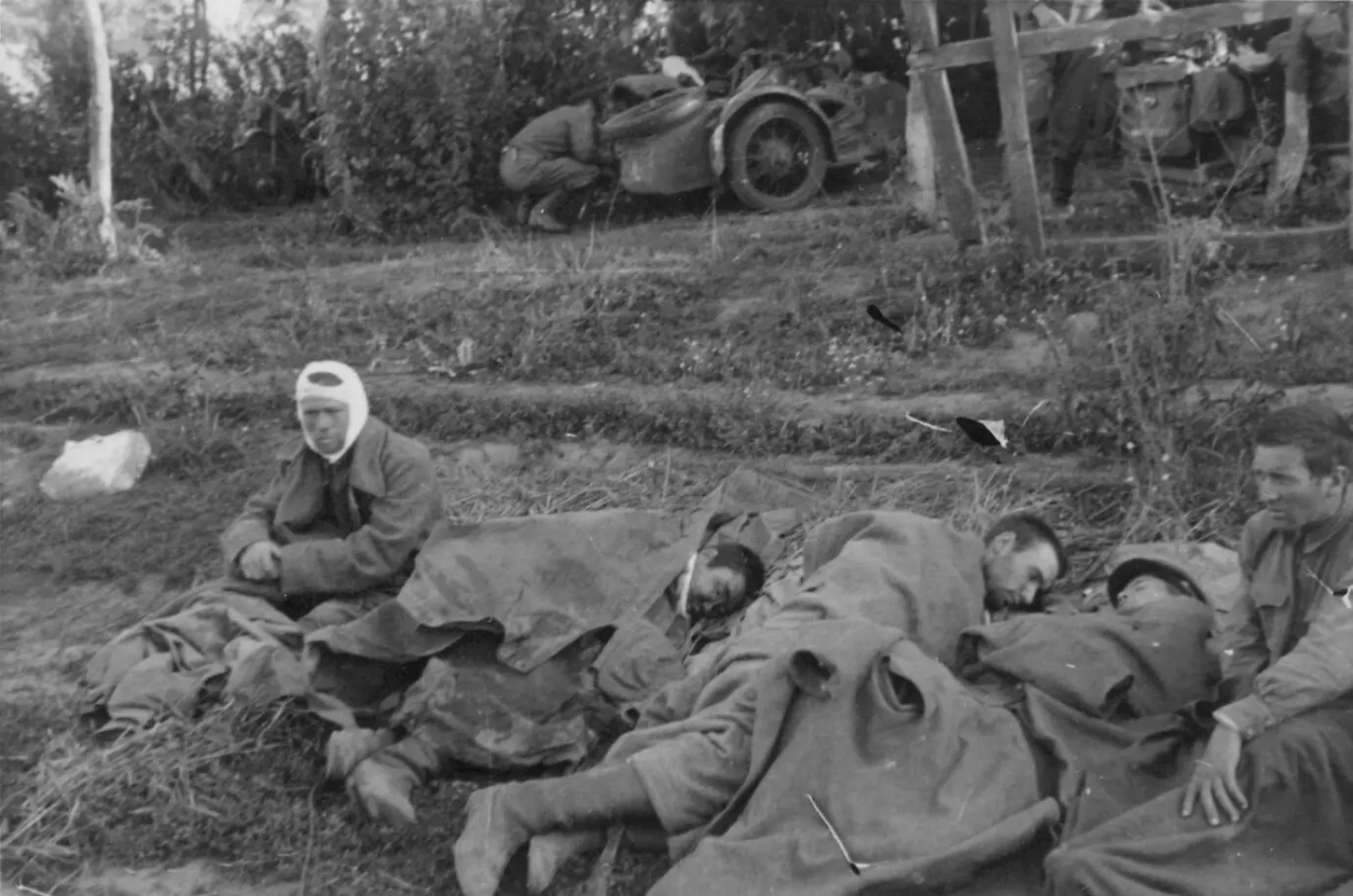 Поранені радянські військовополонені під час Уманської битви, липень-серпень 1941 року (Фото: DR)