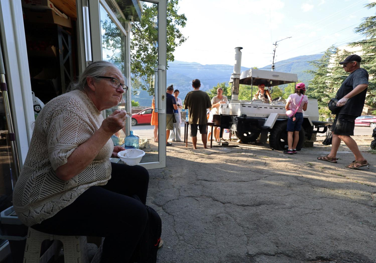 Distribution of hot meals during prolonged power outages in occupied Yalta. (Фото: Reuters)