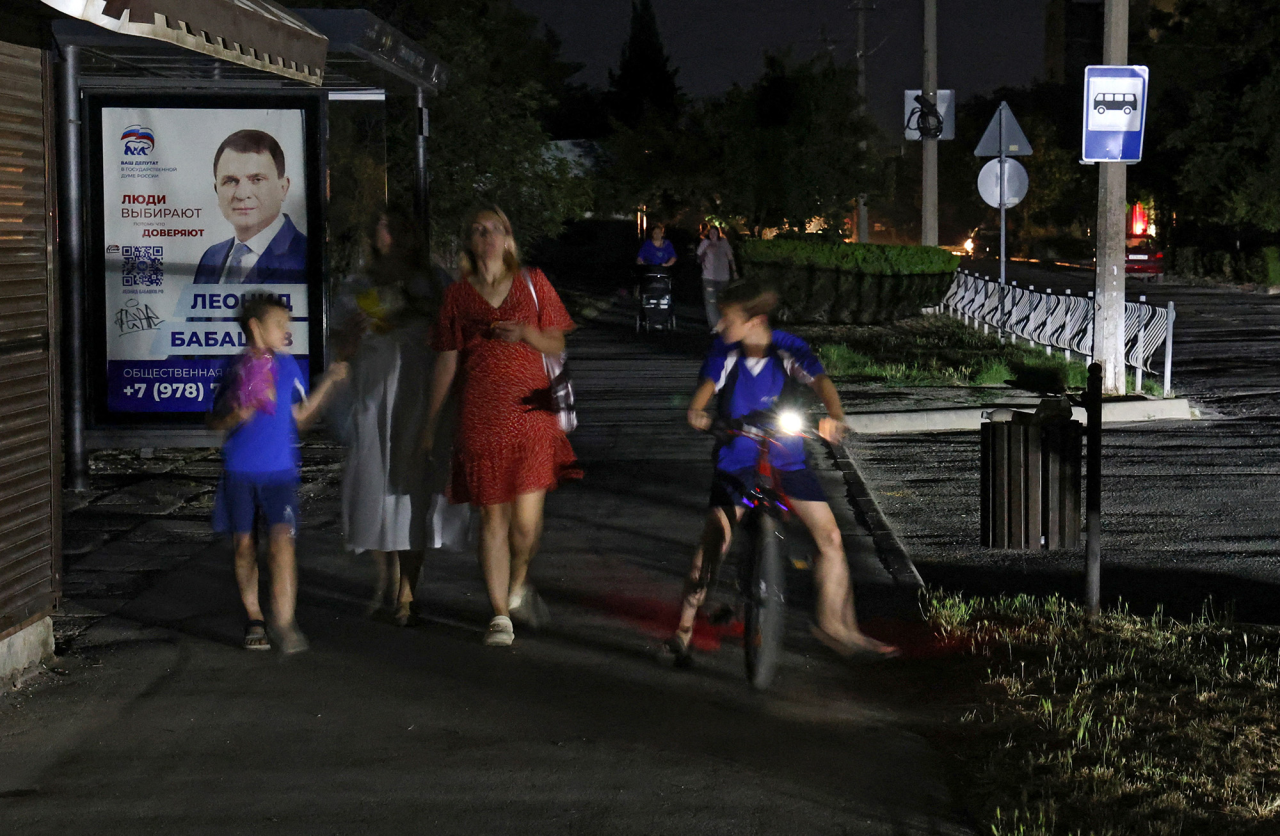 A street in occupied Crimea during a widespread power outage. (Фото: Reuters)