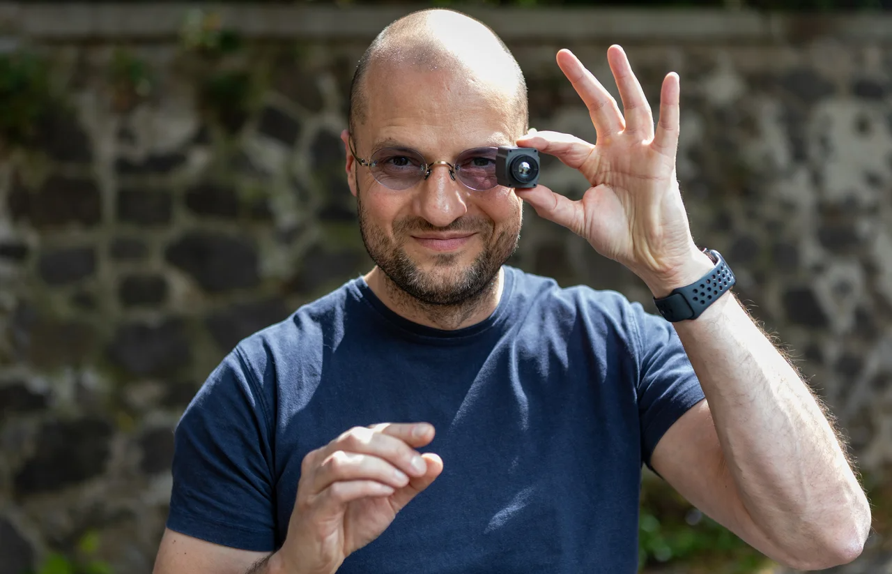 SEES EVERYTHING: Andrii Tahanskyi of Odd Systems displays a thermal imaging camera developed under his leadership for nighttime FPV strike drones (Фото: NV)