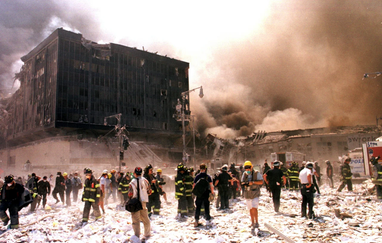 Пожарные Нью-Йорка на руинах ВТЦ, 11 сентября 2001 года (Фото: REUTERS / Стрингер)