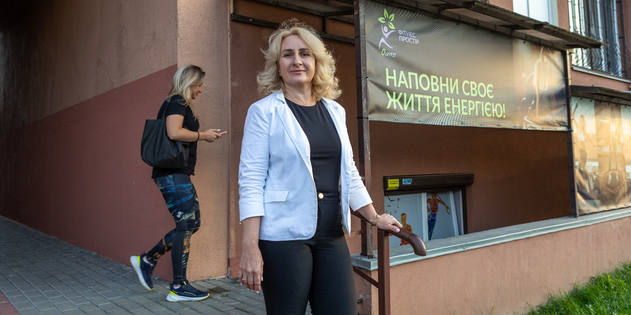 Оксана Убийкінь біля своєї першої фітнес-зали. І вона вже думає про другу. Більшу. (Фото: NV/Олександр Мєдвєдєв)