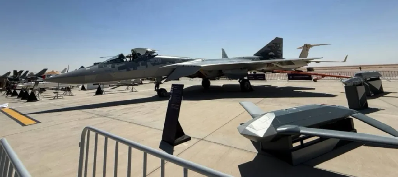 On the right, an S-71K Kover missile next to a Russian fighter jet (Фото: UAC / The War Zone)